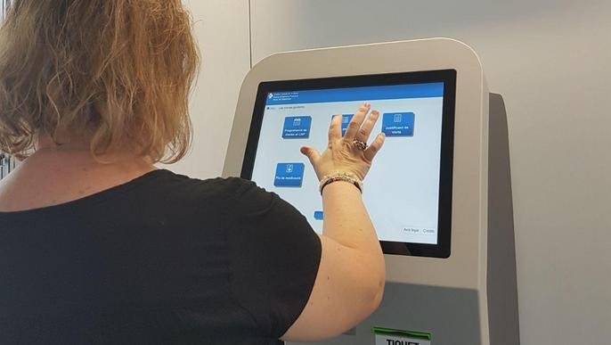 Una usuària fent servir un d'aquests caixers