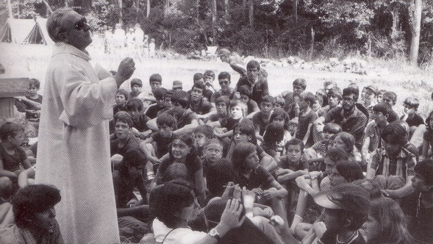 Mossèn Josep Garriga fent catequesi a un grup d'infants a la Colònia Sant Eloi de Gerri de la Sal l'any 1976