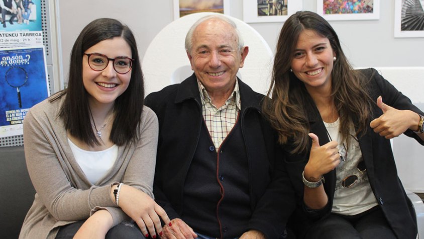 Les dues joves periodistes de l'Agrat amb Pep Vall